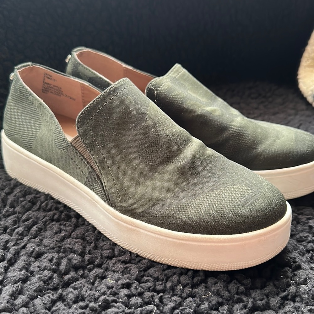 steve madden slip on shoes.